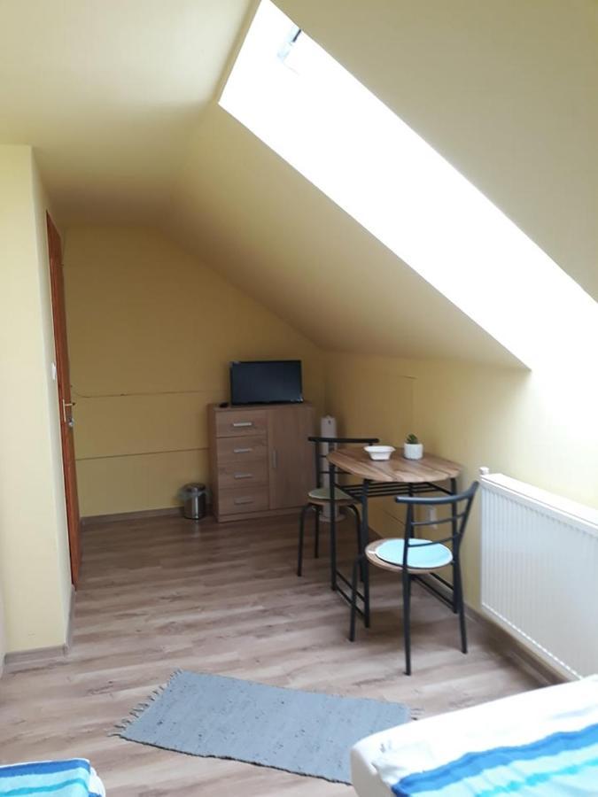 Kis Rigo Vendeghaz Hotel Salgótarján Bagian luar foto