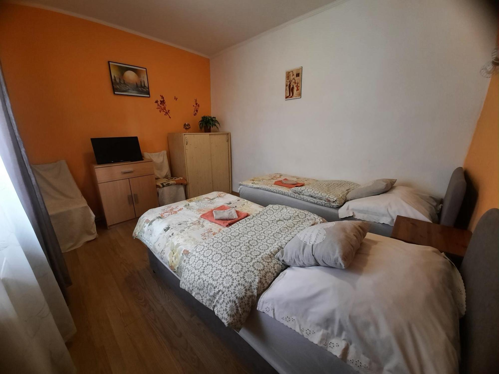 Kis Rigo Vendeghaz Hotel Salgótarján Bagian luar foto