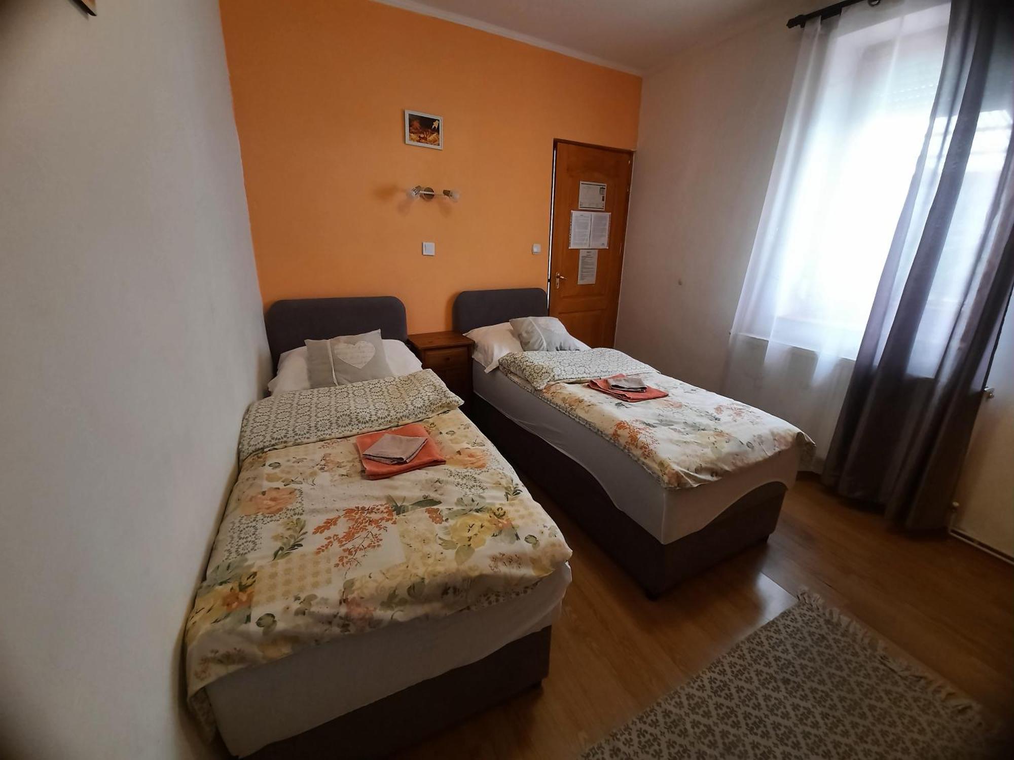 Kis Rigo Vendeghaz Hotel Salgótarján Bagian luar foto
