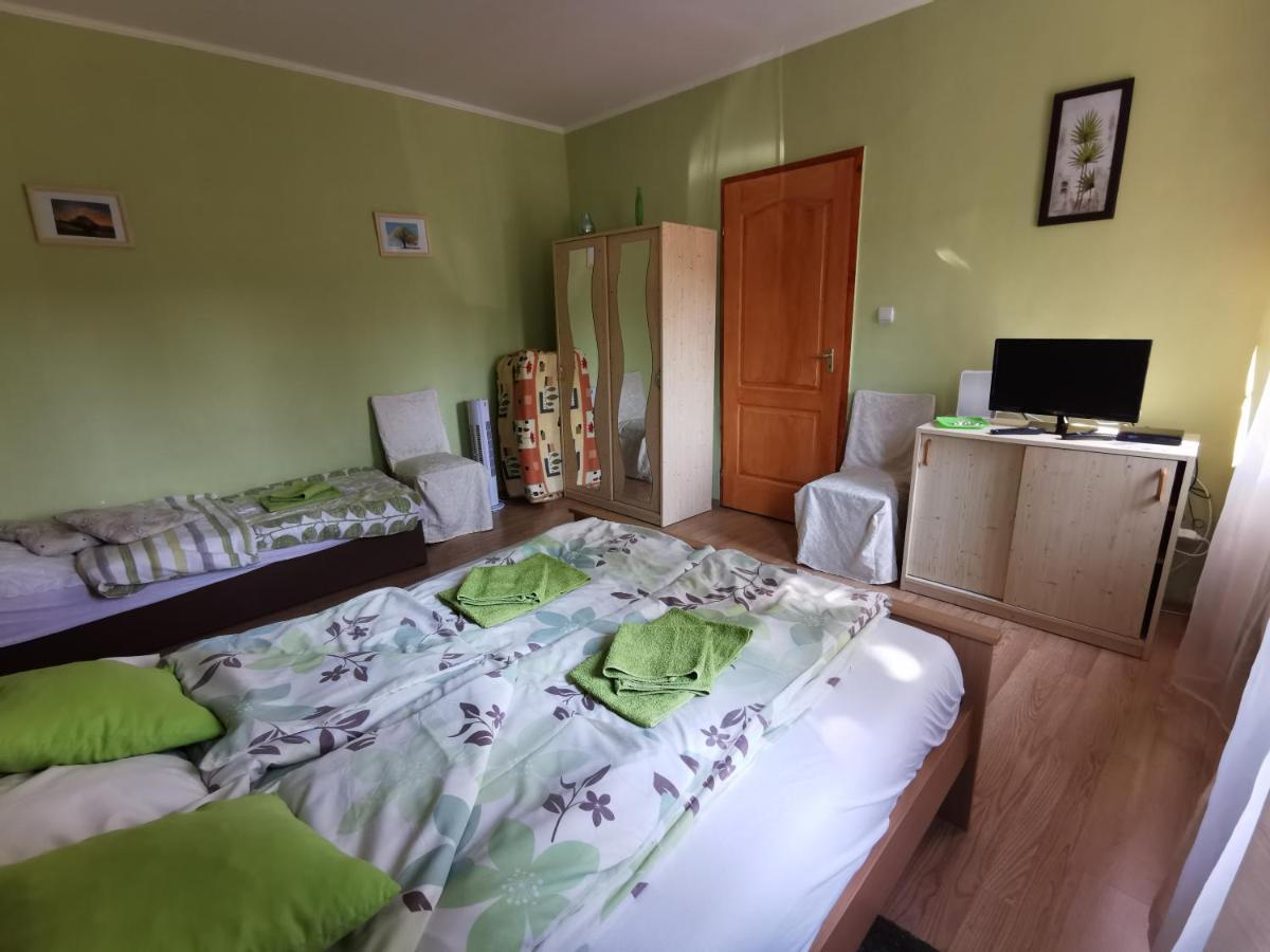 Kis Rigo Vendeghaz Hotel Salgótarján Bagian luar foto